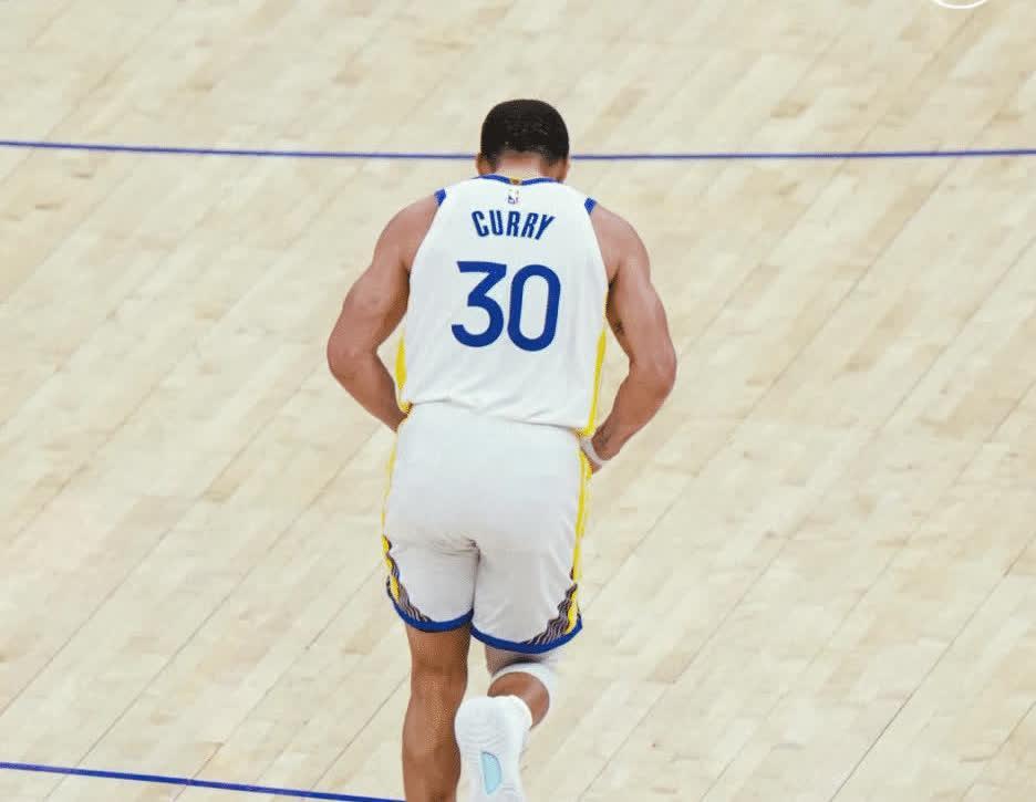 勇士主场惨败,库里全场乏力 勇士主场惨败,库里全场乏力