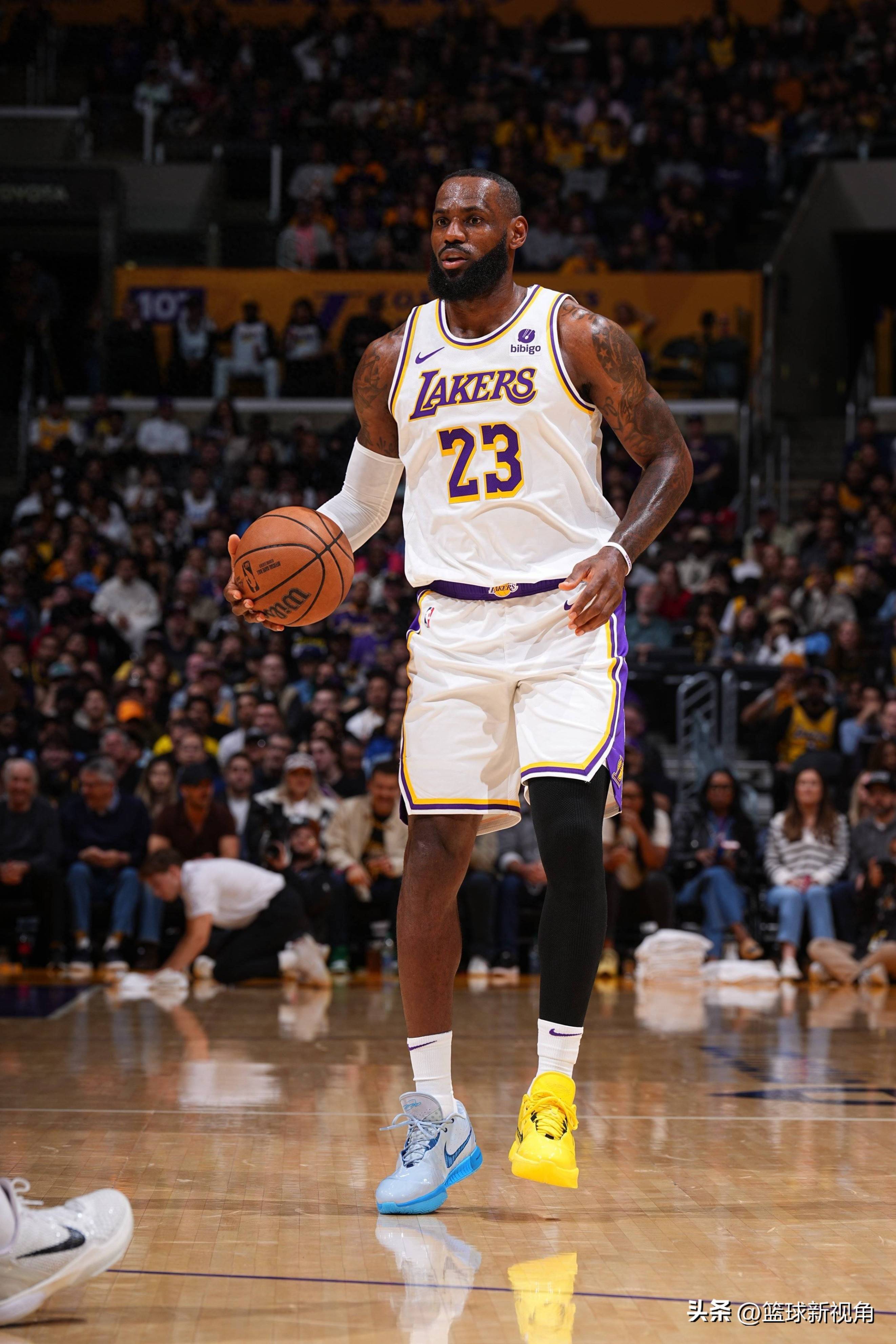 B体育视频-篮球明星在最新一场比赛中表现抢眼