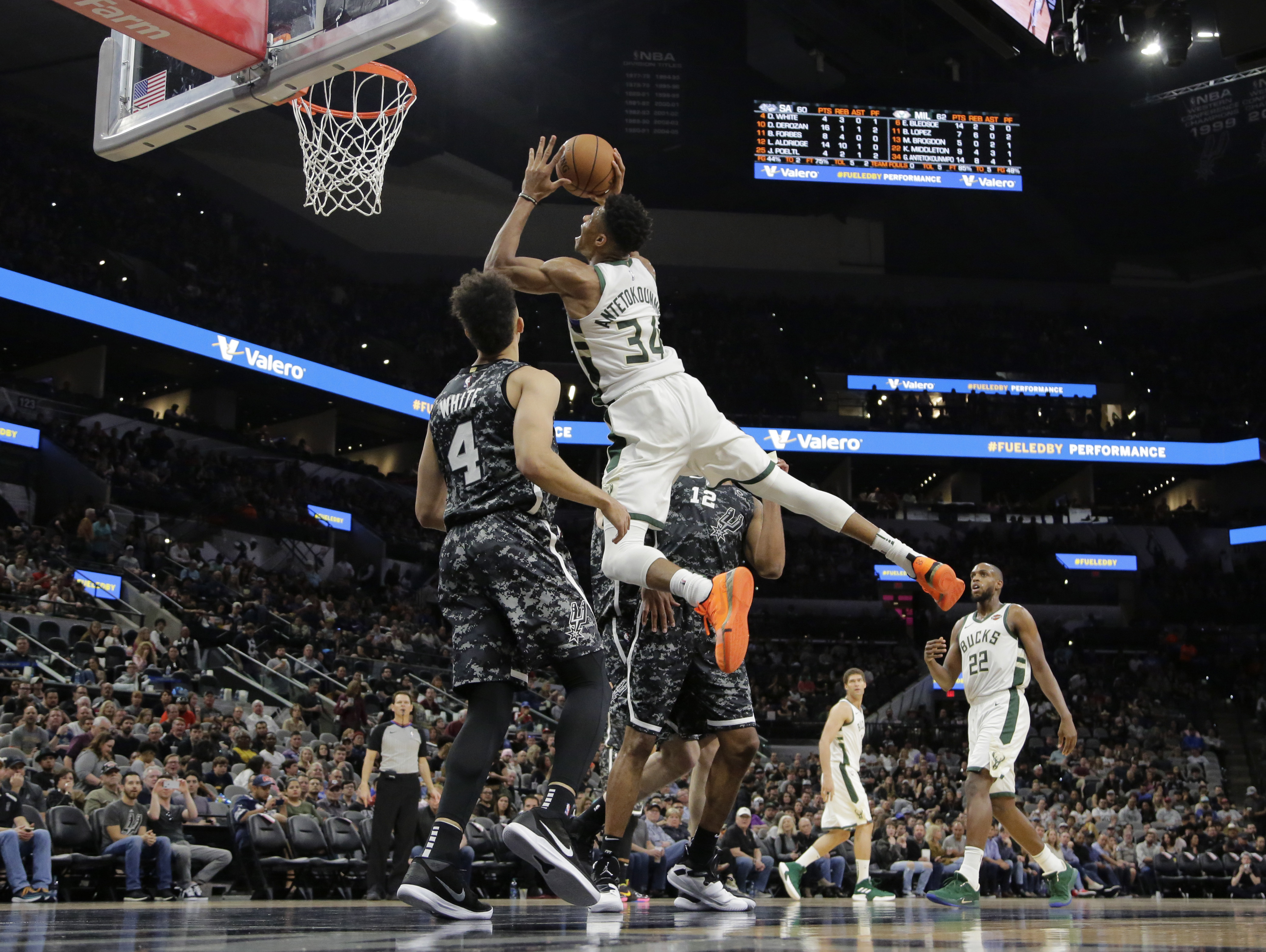 B体育培训-雄鹿球员集中军训,备战重要比赛