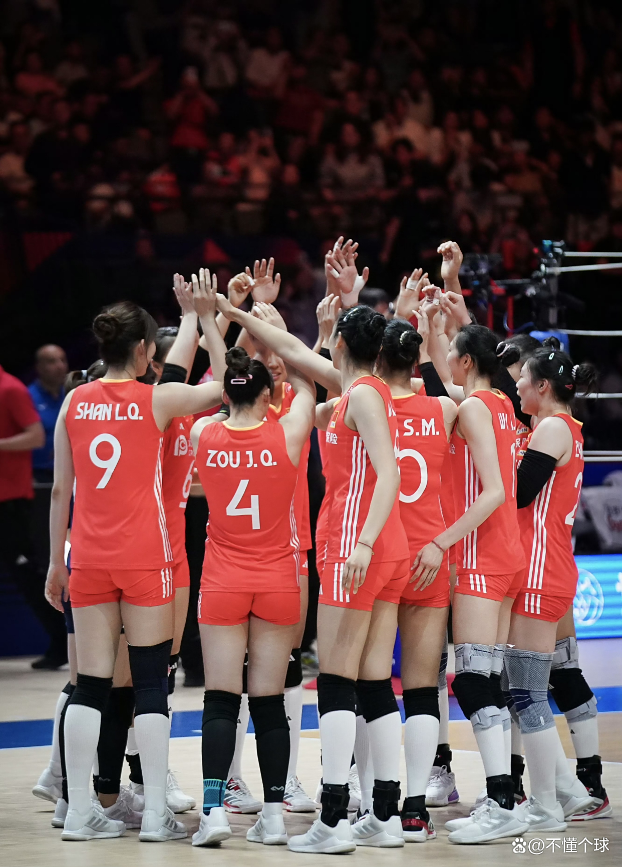 B体育网站-中国女排队员表现稳定,战胜强敌晋级决赛