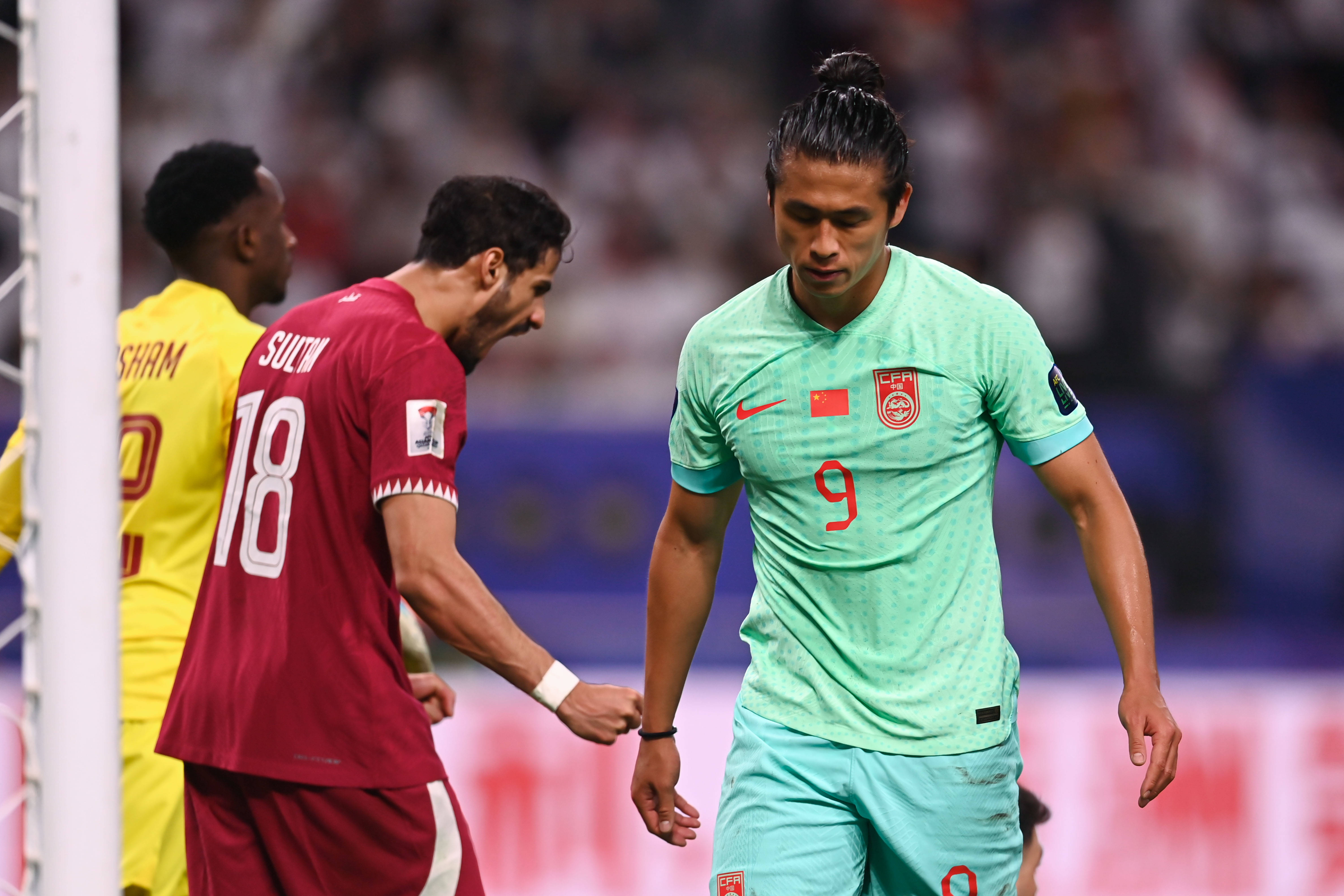 B体育app-足球比赛精彩对决,球员拼尽全力争取胜利的简单介绍