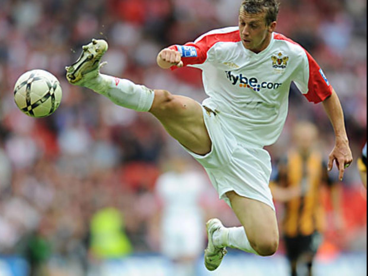 伯明翰城的表现令人满意,球迷鼓掌 伯明翰城的表现令人满意,球迷鼓掌