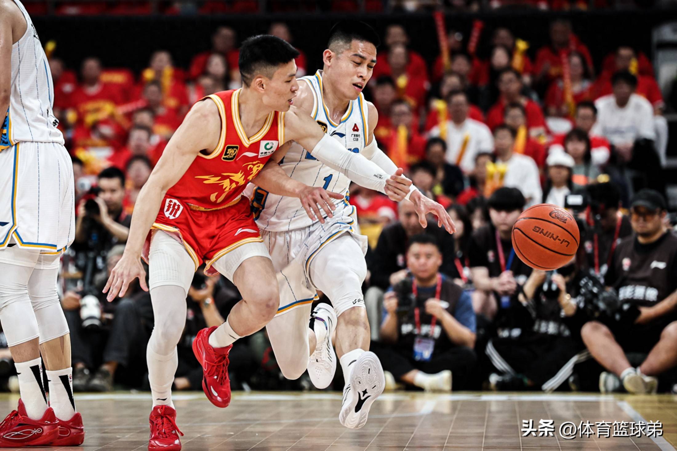 关于广东华南虎赢得与北京军人的激烈对决的信息 关于广东华南虎赢得与北京军人的激烈对决的信息