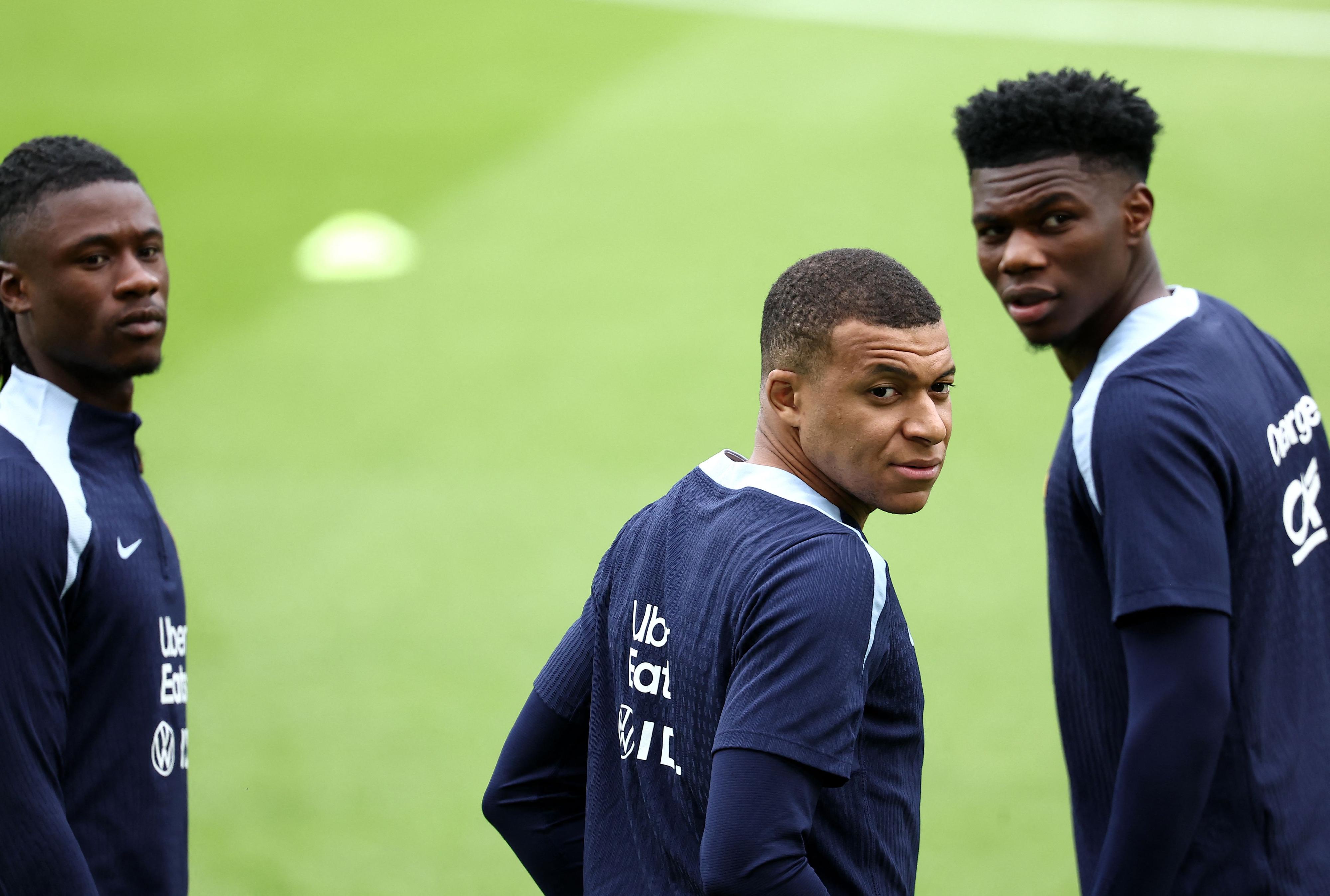 法国足球比赛现场气氛火爆,现场观众欢呼雀跃 法国足球比赛现场气氛火爆,现场观众欢呼雀跃