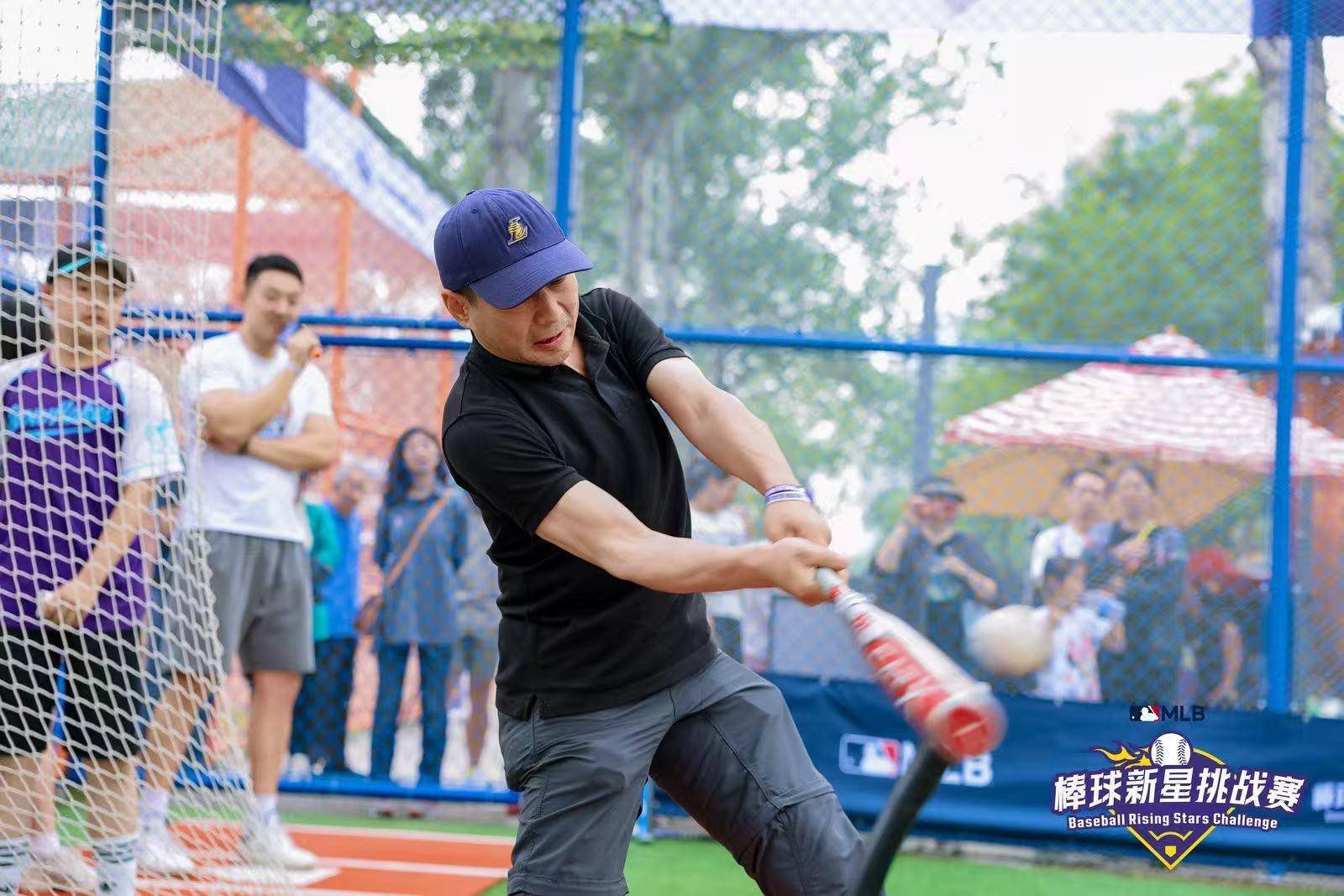 棒球比赛选手实力抢眼,球场上呈现激烈对决 棒球比赛选手实力抢眼,球场上呈现激烈对决