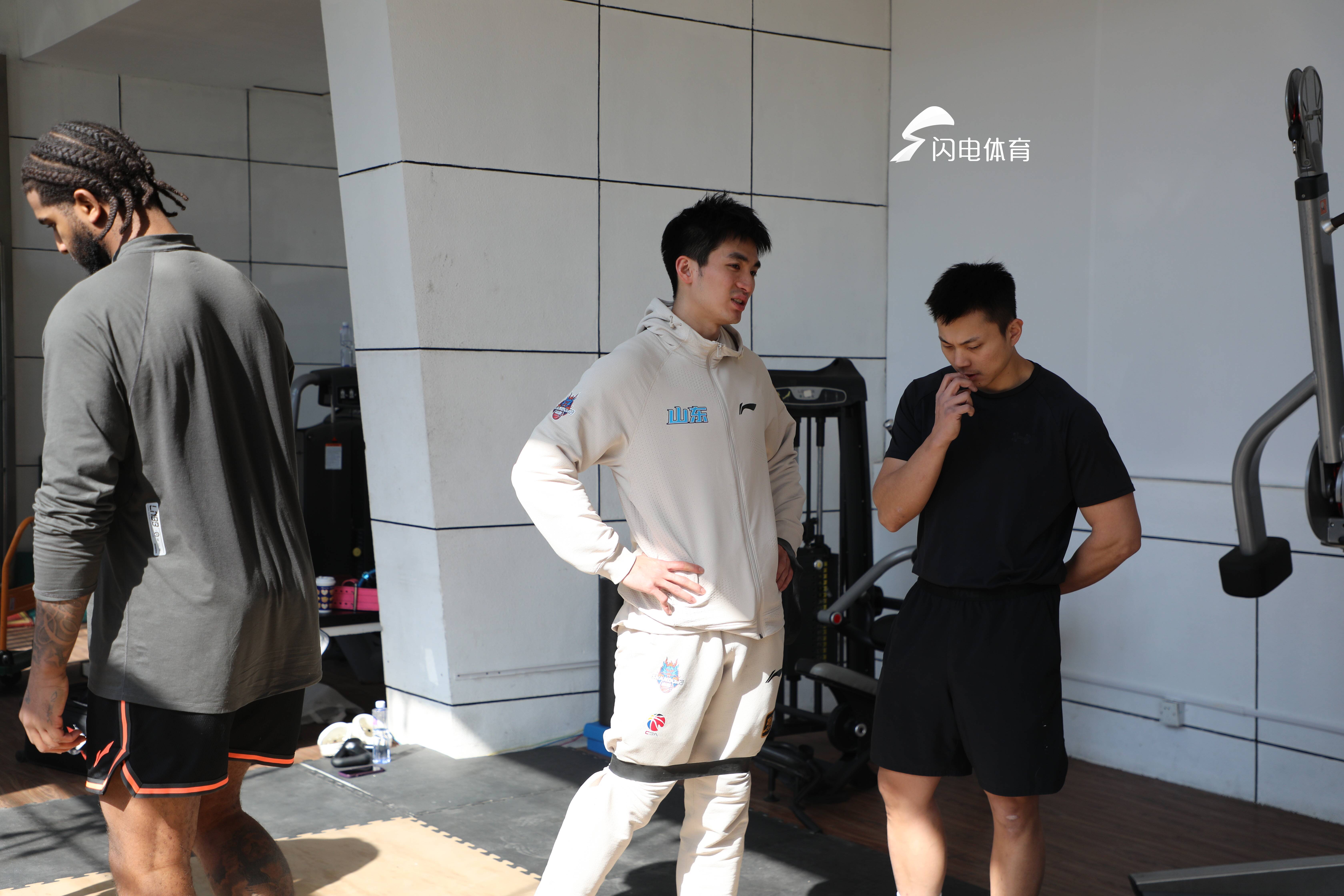 集体训练热身,球队整体表现出色